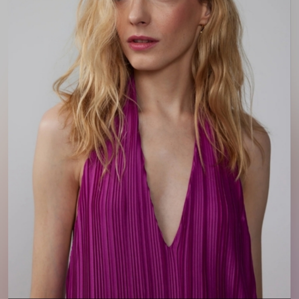 💜V-Neck Halter Plisse Dress - Picture 4 of 8